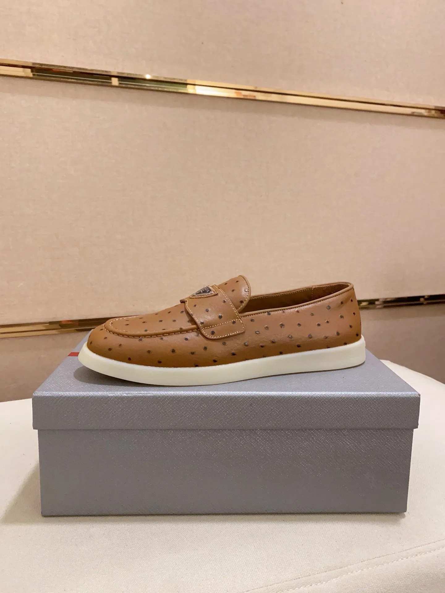 Men's shoes 💰 580💰 ✔️✔️✔️High-quality new PRADA counters are launched at the same time. The new men's shoes and 😘fabrics are selected from high-silk bald cowhide and are made by pure handicrafts. Lining: Full cowhide lining. 👍🏿 High-end ☄️ air-cushion molded anti-slip rubber outsole, exquisite lines, simple and elegant, comfortable and high-end for leisure travel. Code number: 38 to 44 (45 can be customized)